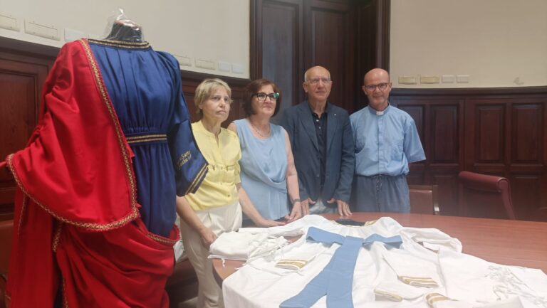 Restauro della Vara: consegnati i vestiti di Maria e Gesù tornati ai colori di un tempo