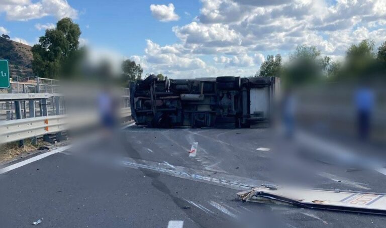 Tir si ribalta prima della barriera di Tremestieri, code chilometriche sulla A18