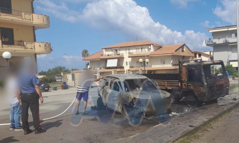 Capo d’Orlando – Auto prende a fuoco in via Torrente Forno, in fiamme anche un furgone