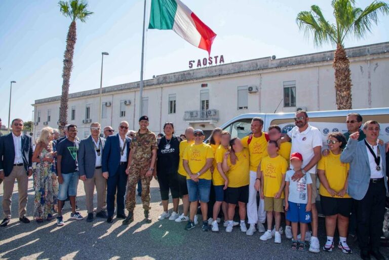 Messina, Esercito e Kiwanis donano un minubus all’ASD Castenea Baskin