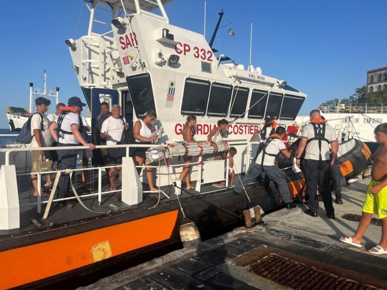 Gommone in avaria al largo di Sant’Agata di Militello, salvate 14 persone (tra cui 6 bambini) dalla Guardia Costiera