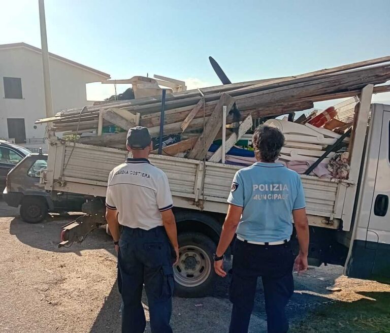 Messina, rimossi e sequestrati ombrelloni e sdraio “abusivi” a Torre Faro