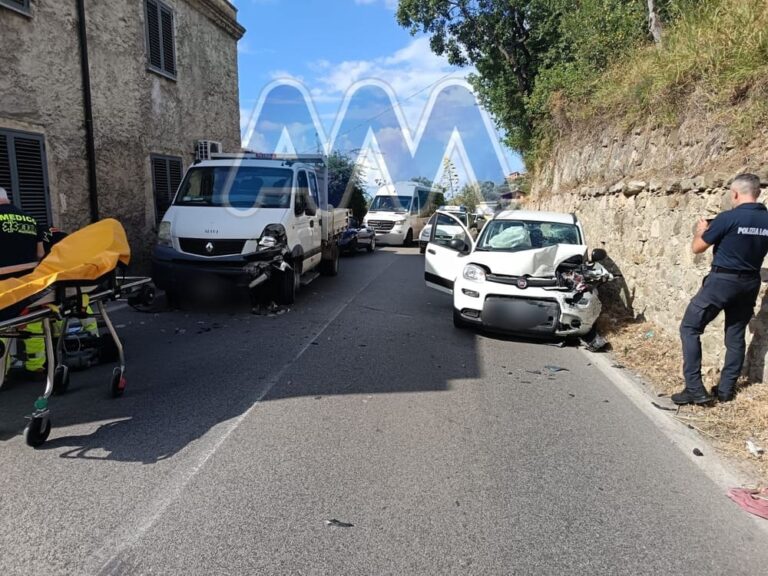Sant’Agata Militello scontro frontale tra cassonato e auto. Due feriti