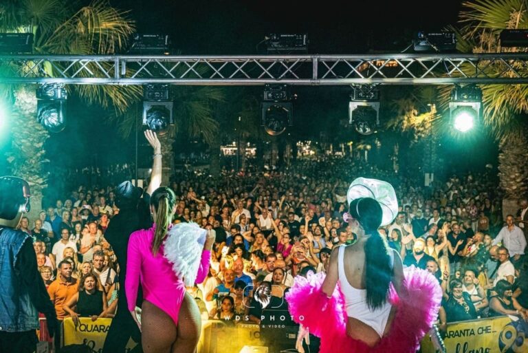 Brolo – Boom di presenze estive, in attesa del concerto dei Coma_Cose del 23 agosto – VIDEO