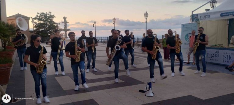 Castroreale: La street band pugliese “Conturband” ha coinvolto tutti – video