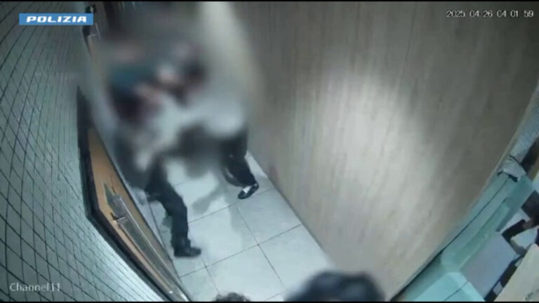 Brutale aggressione omofoba con calci, pugni e lancio di sgabelli in un fast food, due misure cautelari