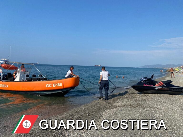 Sfrecciano con la moto d’acqua nei pressi della riva e fuggono all’alt della Guardia Costiera lasciando il mezzo in spiaggia