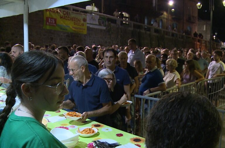 Raccuja: Piazza del Popolo gremita per la XXVII edizione della sagra dei maccheroni