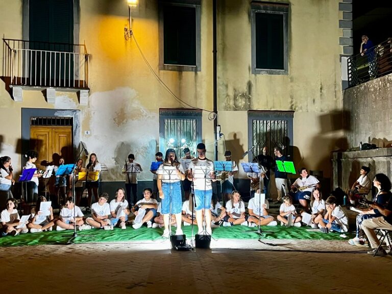 Patti: gli studenti del “Pirandello” artigiani di pace con il recital “Il treno che porta al sole”