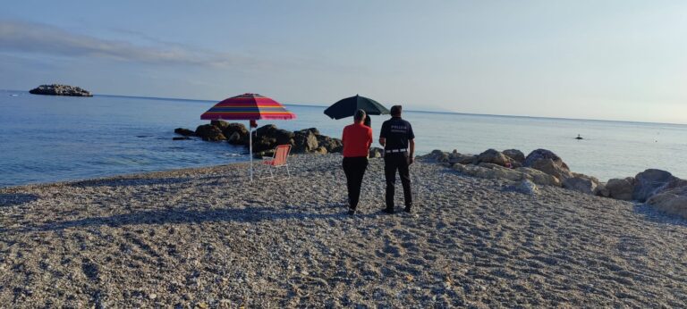 Brolo – Blitz della Polizia municipale e della Guardia Costiera sulla spiaggia. Via ombrelloni e sdraio “segnaposto”