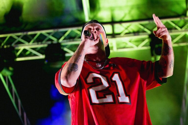 Capo d’Orlando, in migliaia hanno cantato e ballato con Clementino. Straordinaria performance del rapper campano