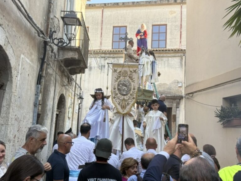 Fiumedinisi e la sua Vara: quando la fede diventa comunità