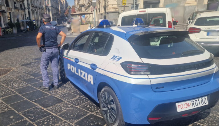 Minaccia un vicino con coltello e mannaia. Voleva denaro per comprare la droga. 21enne arrestato