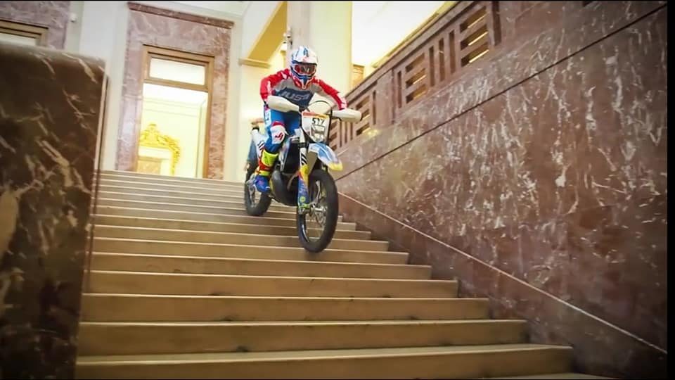 Il Sindaco Cateno De Luca fa motocross tra le stanze del municipio