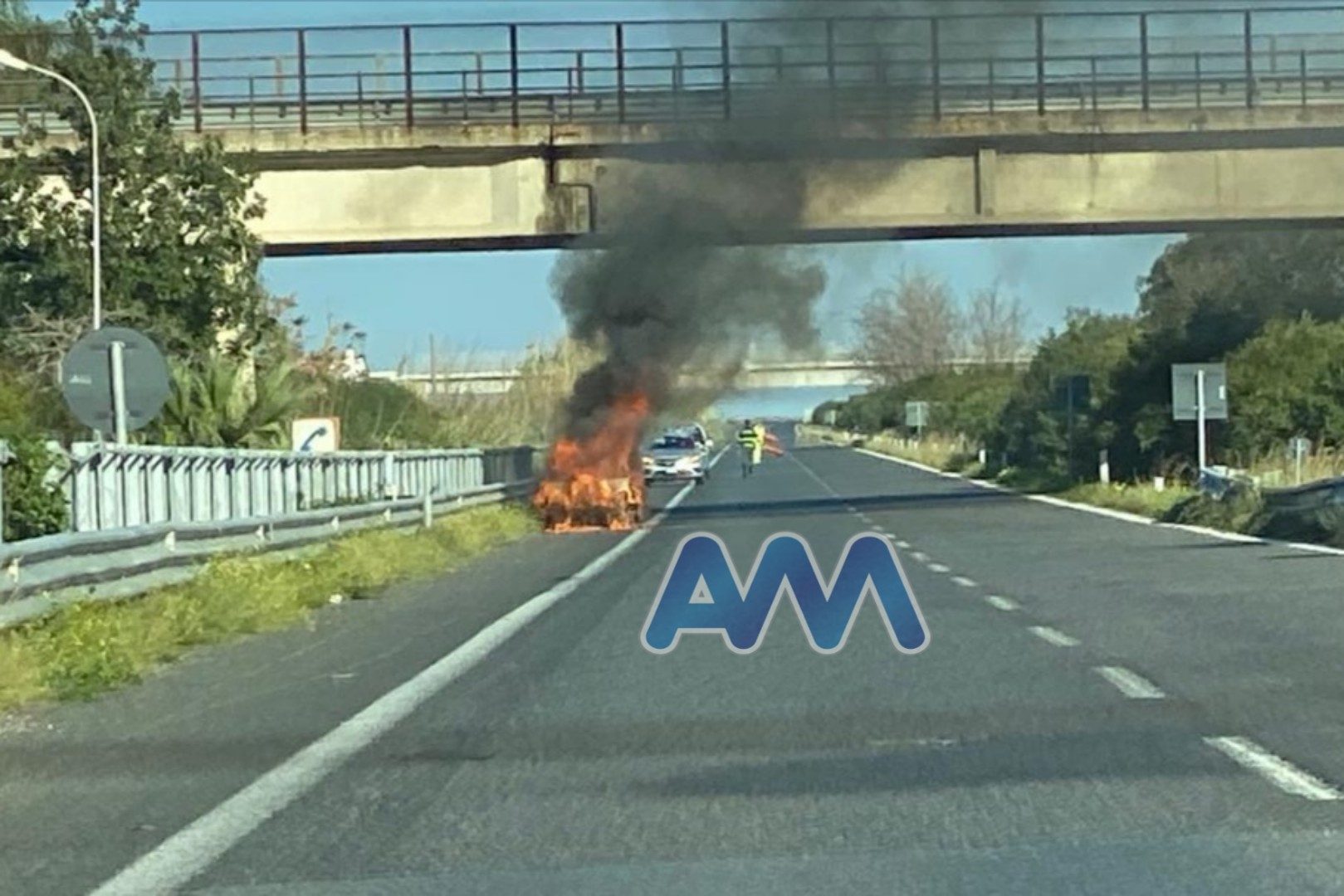 Auto in fiamme A20