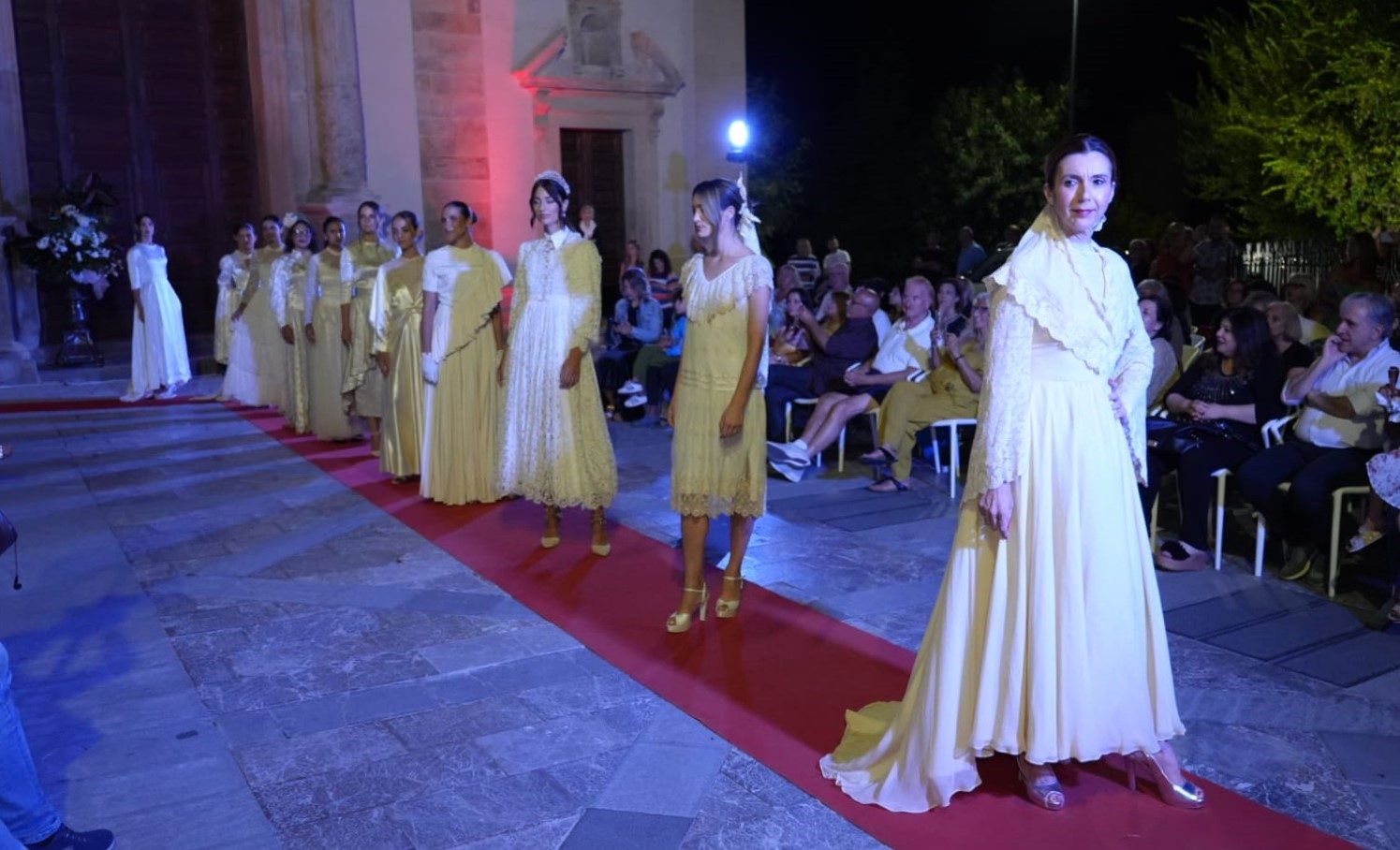 Una passerella di abiti Spose un secolo di eleganza
