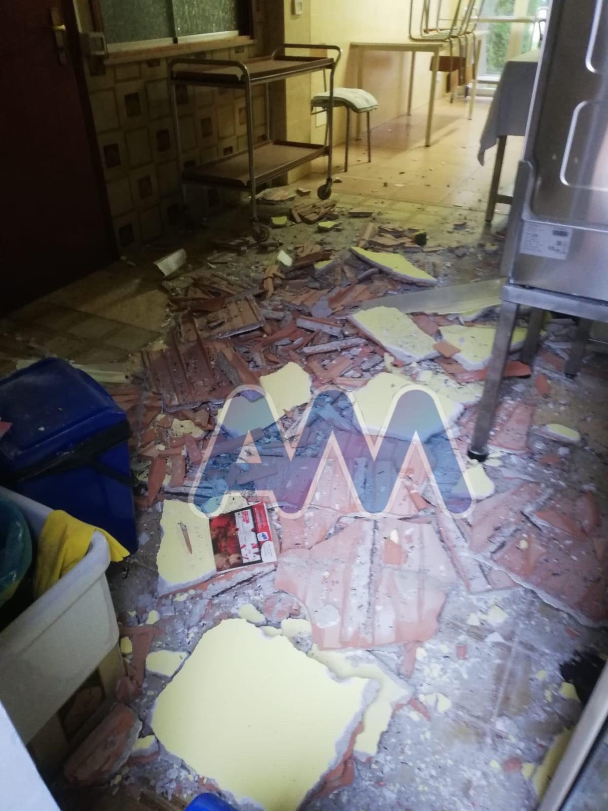 I calcinacci del soffitto crollati all'Asilo Comunale