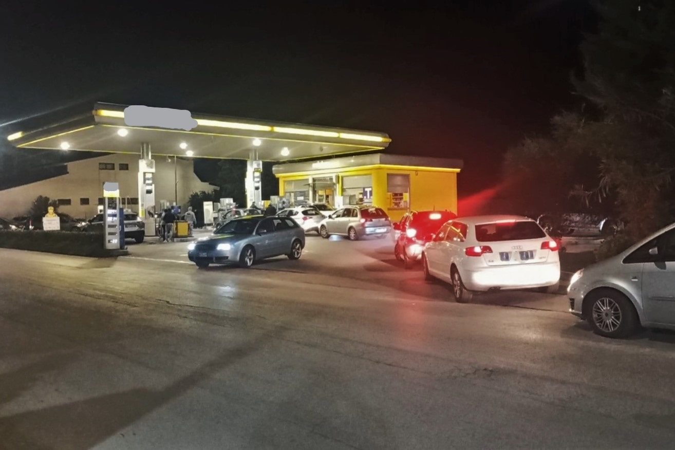Code ad un rifornimento di carburante a Capo d'Orlando, foto di Natale Arasi
