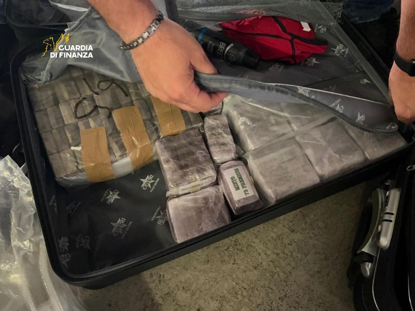hashish palermo guardia di finanza